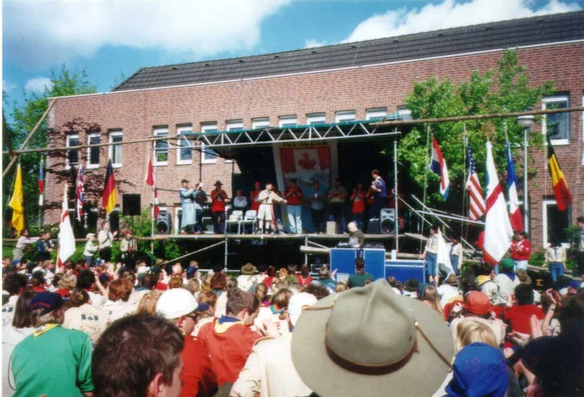 #throwback 

🌲🔥 Intercamp 2002 – Ein Blick zurück! 🏕️✨

Vom 17. bis 20. Mai 2002 war unser Pfadfinderstamm St. Felicitas Heidelberg-Ziegelhausen Teil von etwas ganz Besonderem: dem Intercamp 2002 in Gangelt (NRW). Unter dem Motto „Voyageur“ kamen über 2.500 Pfadfinder*innen aus ganz Europa zusammen – mit den Scouts Canada als Gastland.

Für viele aus dem damaligen Leitungsteam war es das erste große internationale Lager – mit Begegnungen, Lagerfeuern, Workshops und unzähligen Erinnerungen.

Ob internationale Küche, Singerunden oder neue Freundschaften: Das Intercamp war ein echtes Highlight – und ein starker Ausdruck dessen, was Pfadfinden ausmacht.

👉 Und das Beste: Auch 2025 ist unser Stamm wieder mit dabei, wenn sich das nächste Intercamp-Lager öffnet! Wir freuen uns riesig auf neue Begegnungen, Abenteuer und darauf, an die Tradition von 2002 anzuknüpfen.

#Intercamp2002 #Gangelt #Voyageur #ScoutsCanada
#PfadfinderZiegelhausen #StFelicitas #DPSG
#InternationalScouting #Throwback #ScoutHistory
#Pfingstlager #ScoutHeritage #GutPfad #PfadfindenVerbindet