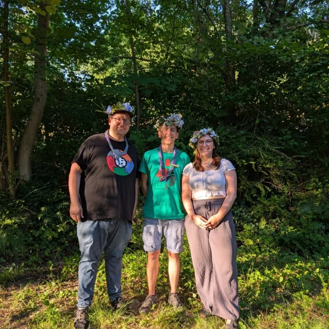 Gestern haben wir unser Zeltplatzfest gefeiert.

Gemeinsam mit unseren zahlreichen Gästen haben wir bei tollen Gesprächen Blumenkränze gebunden, einen Midsommartanz getanzt, aber auch einen Geburtstag gefeiert und uns das große Buffet schmecken lassen. 
Natürlich wurde auch gegrillt und gespielt und alle hatten viel Spaß.

Danke an alle die dabei waren und mit uns gefeiert haben.

#ziegelhausen #Pfadfinder #zeltplatz #srfelicitas #pfadfinderziegelhausen #pfadfinderzeltplatz #zeltplatzfest #grillen #feiern #pfadfindergeburtstag #midsommar #blumenkränze #DPSG