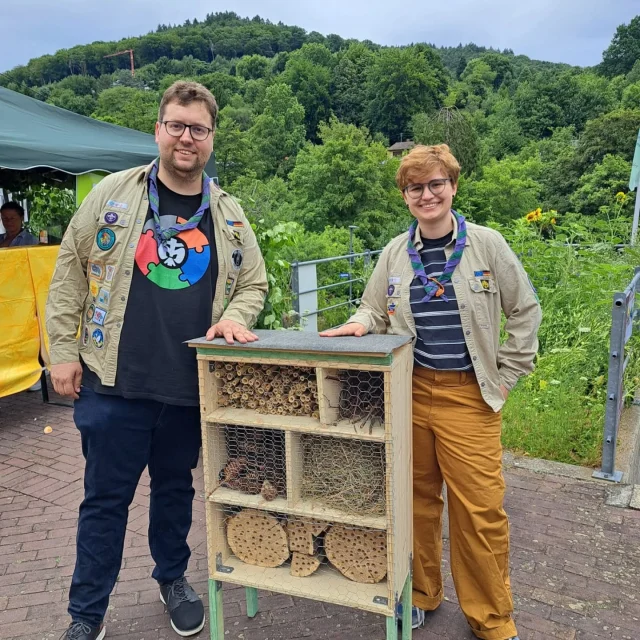 Die Kolpingsfamilie Ziegelhausen hatte uns kontaktiert und angefragt ob die Pfadfinder ein Insektenhotel für die Bienenweide an der katholischen Kirche St. Teresa in Ziegelhausen bauen können.

Das haben wir gerne gemacht und so haben unsere Wölflinge in den Gruppenstunden ein Insektenhotel gebaut das wir heute am Sommerfest der Pfarrgemeinde übergeben konnten.

Das Insektenhotel befindet sich nun an seinem Platz und ist ab sofort für die neuen Bewohner verfügbar.

#insektenhotel #insektenhotel🌸☀️🐞 #insektenfreundlichgärtnern #insektenschutztür #insekten #srfelicitas #PfadfinderZiegelhausen #pfadfinderziegelhausen #Wölflinge #wölflinge #dpsg #pfadfinder #Ziegelhausen #ziegelhausen #kolpingsfamilie #bienenweide #bienenweide🐝 #umweltfreundlich #umwelt #insektenliebe #wölflingsgruppenstunde